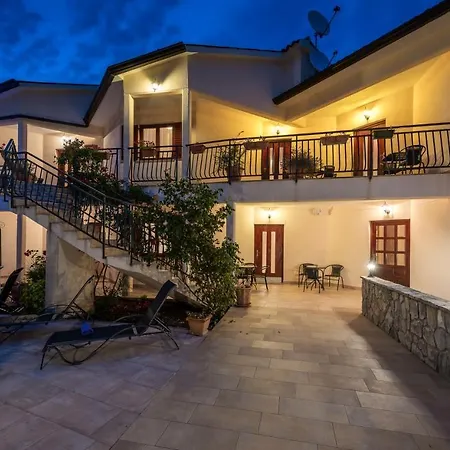 Studio-apartment Mit Pool, Sauna, Whirlpool, Bbq