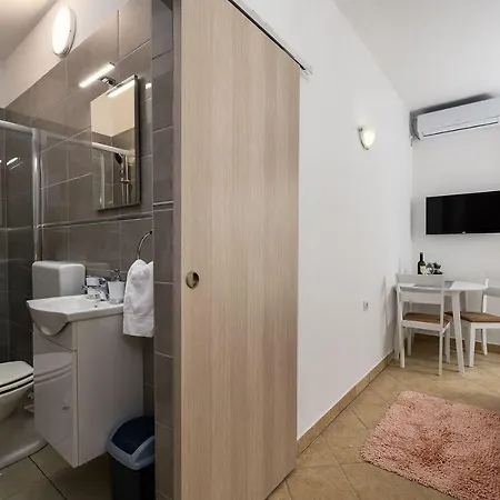 Studio-apartment Mit Pool, Sauna, Whirlpool, Bbq Labin (Istria)