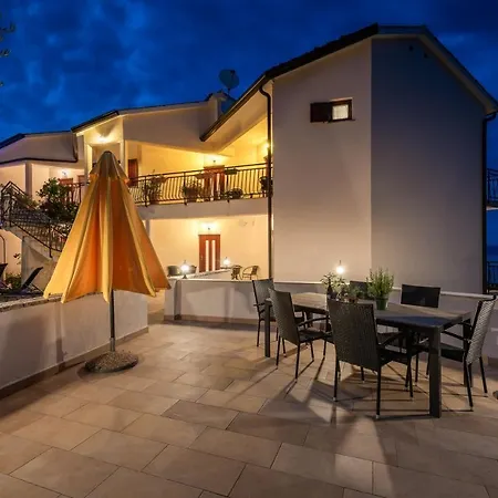 Studio-apartment Mit Pool, Sauna, Whirlpool, Bbq Apartmán Labin (Istria)